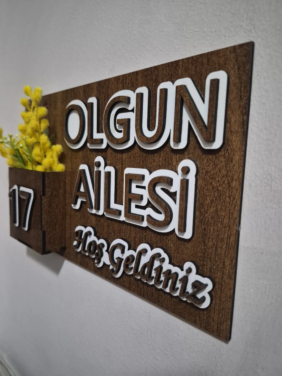 OLGUN AİLESİ yazılı, 17 numaralı, sarı çiçekli ahşap desenli MDF kapı isimliği