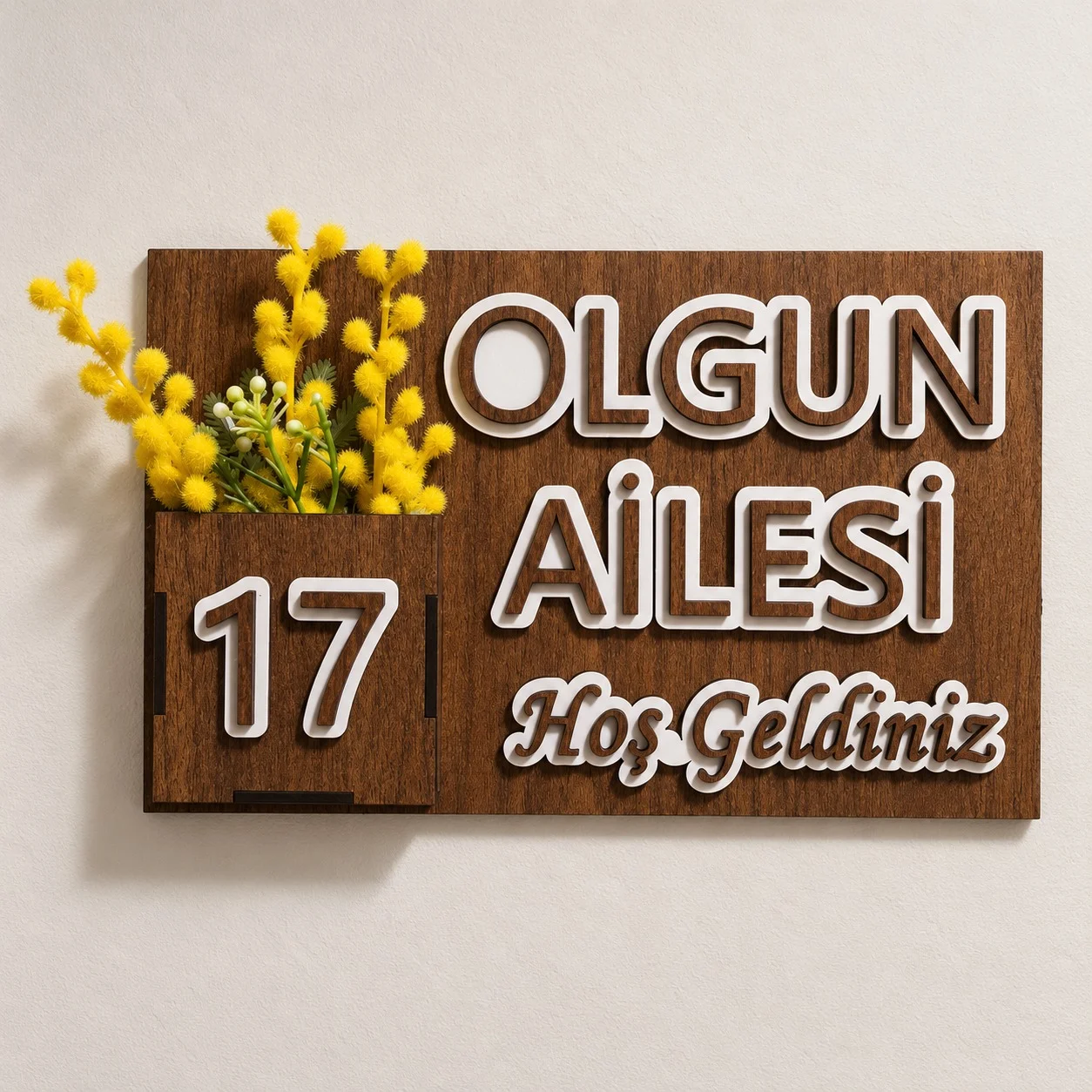Ahşap desenli kişiye özel çiçekli kapı isimliğinin daire girişinde kullanım görünümü