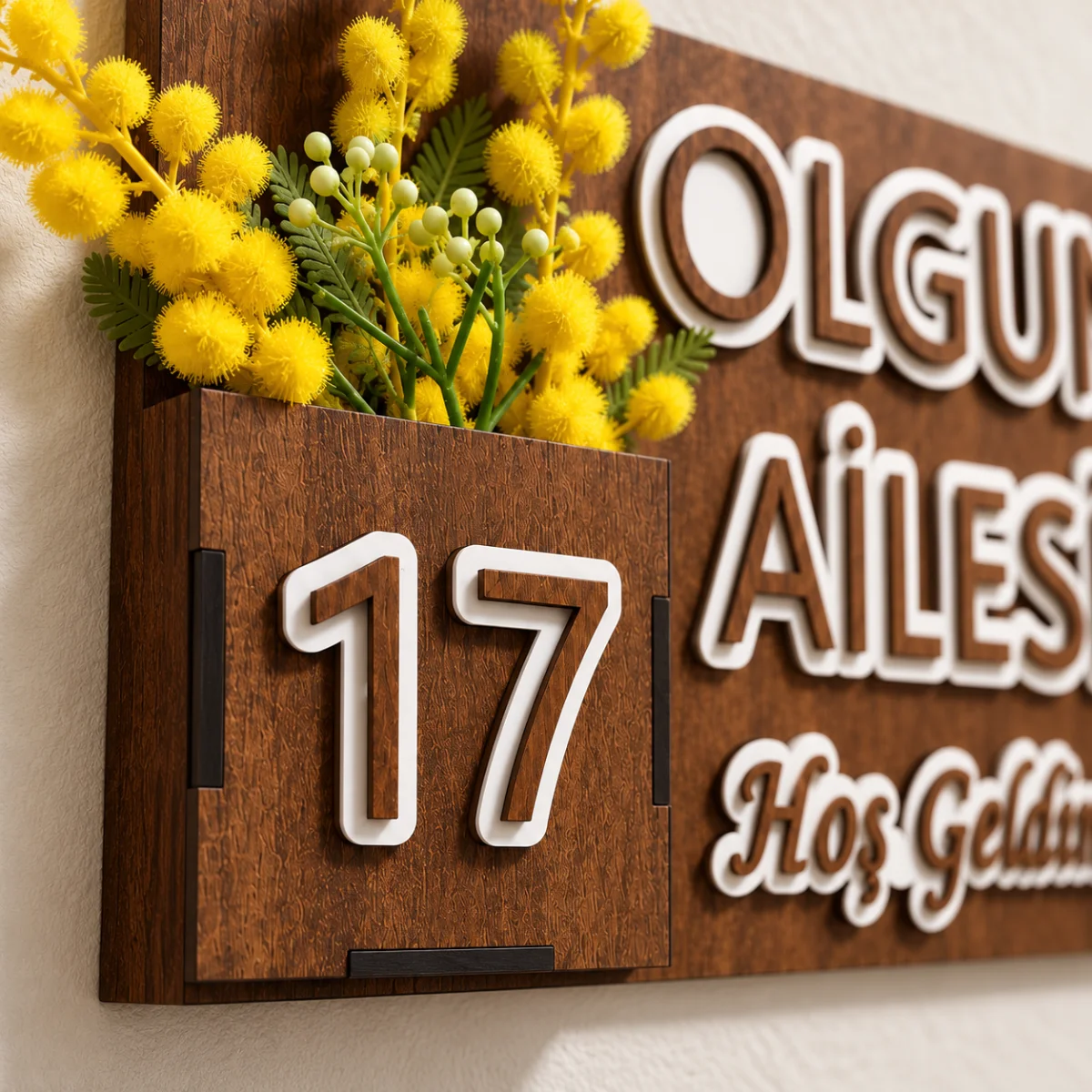 17 kapı numarası, sarı dekoratif çiçekler ve kabartmalı yazıların yandan yakın görünümü