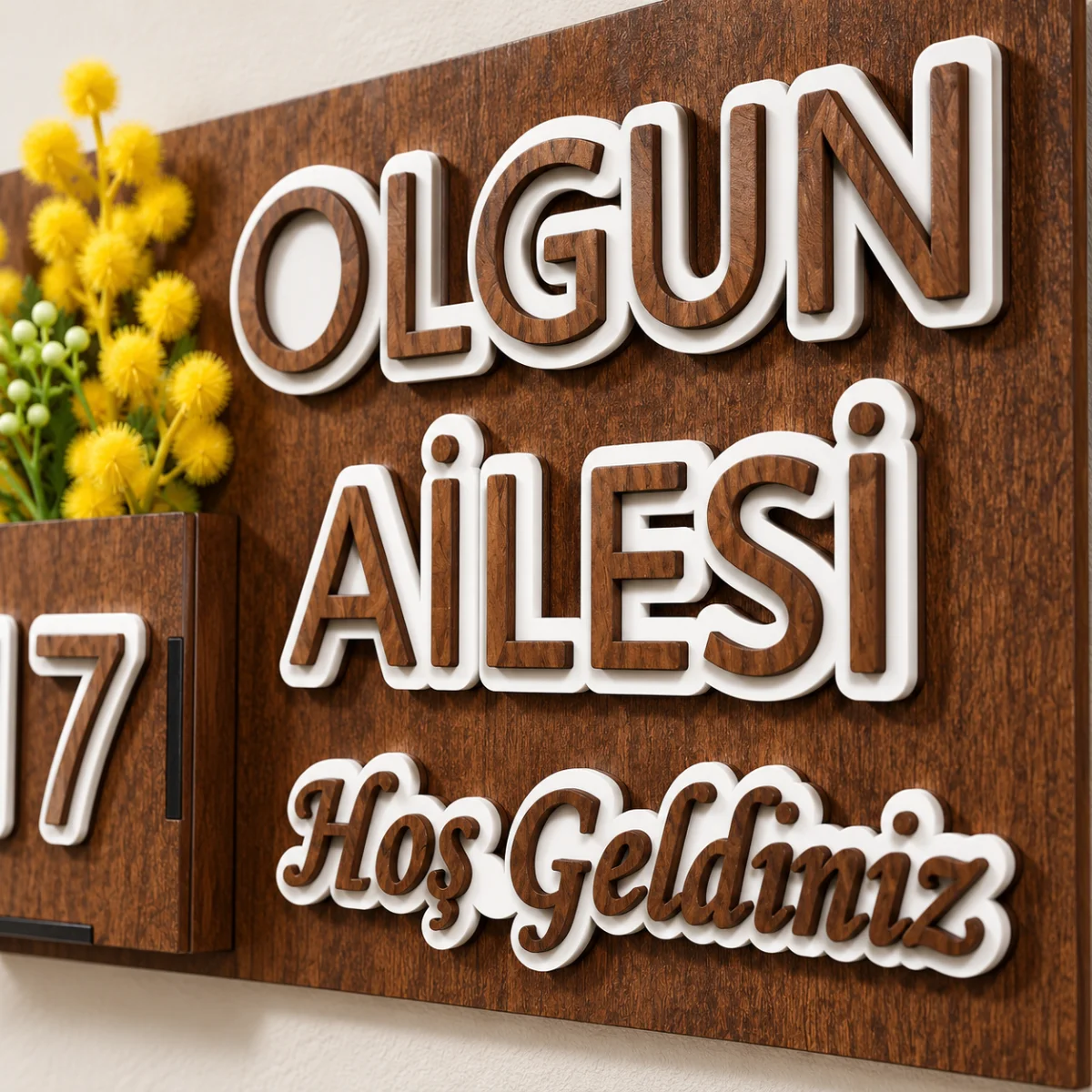 Ahşap desenli çiçeklikte 17 numarası ve sarı çiçeklerin yapay zekâ destekli detay görseli