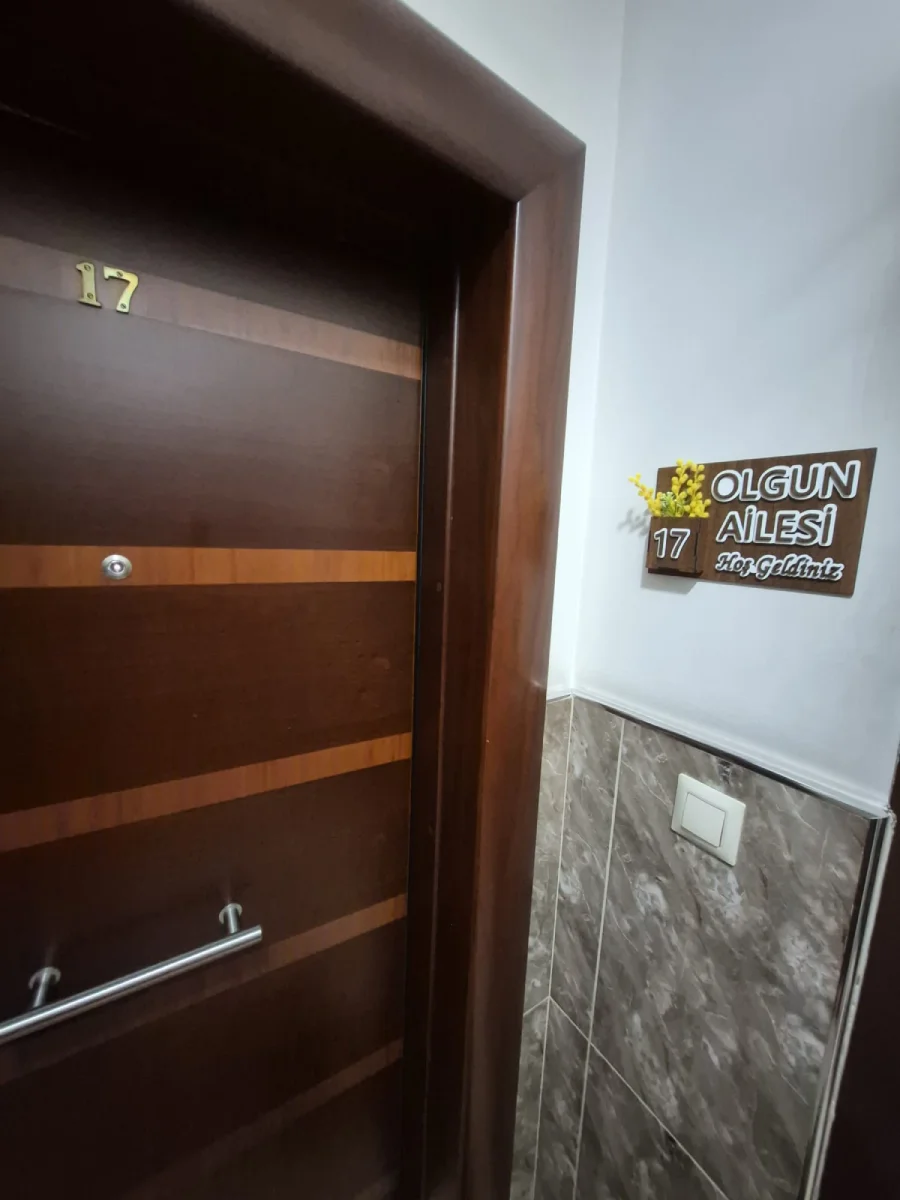 OLGUN AİLESİ ve Hoş Geldiniz kabartmalı yazılarını gösteren yapay zekâ destekli detay görseli