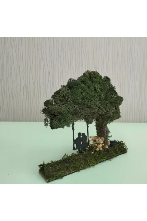 TO003 - Yosun Zeminli Salıncaklı Çift ve Ağaçlı El Yapımı Diorama Obje - yan açı ve derinlik görünümü