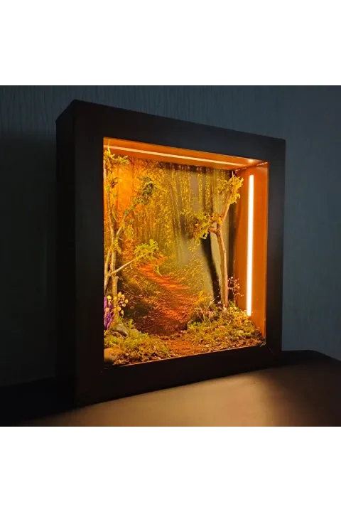 SC003 - Işıklı Dekoratif Çerçeve LED Güneşli Orman Yolu El Yapımı Diorama Obje 38x38x8 cm - dekorasyonda kullanım görünümü