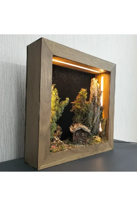 SC007 - Işıklı Dekoratif Çerçeve LED Masalsı Orman Evi El Yapımı Diorama Obje 38x38x8 cm - yan açı ve derinlik görünümü
