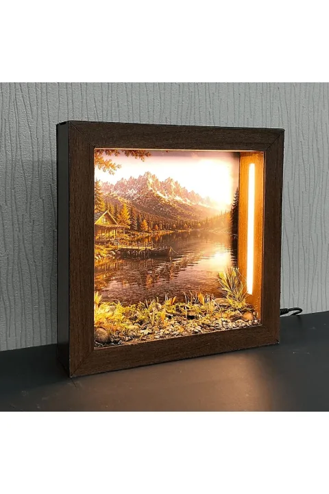SC004 - Işıklı Dekoratif Çerçeve LED Sonbahar Dağ Gölü El Yapımı Diorama Obje 25x25x5 cm - yan açı ve derinlik görünümü