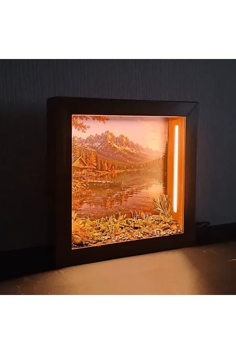SC004 - Işıklı Dekoratif Çerçeve LED Sonbahar Dağ Gölü El Yapımı Diorama Obje 25x25x5 cm - dekorasyonda kullanım görünümü