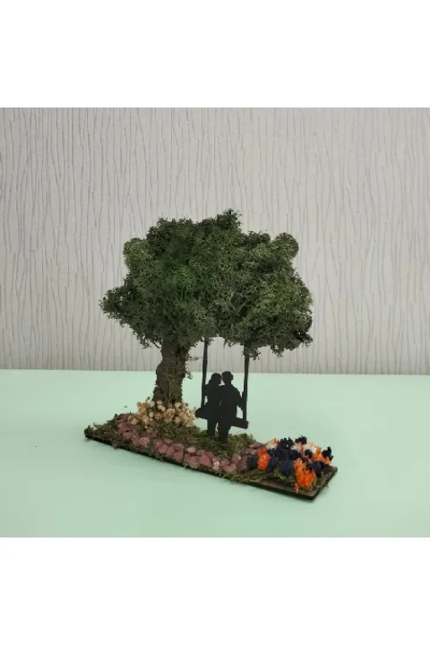 TO001 - Salıncaklı Çift ve Yosun Ağaçlı El Yapımı Dekoratif Diorama Obje - yan açı ve derinlik görünümü