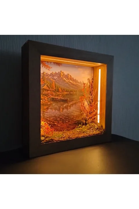 SC002 - Işıklı Dekoratif Çerçeve LED Göl Kenarı Dağ Evi El Yapımı Diorama Obje 38x38x8 cm - dekorasyonda kullanım görünümü