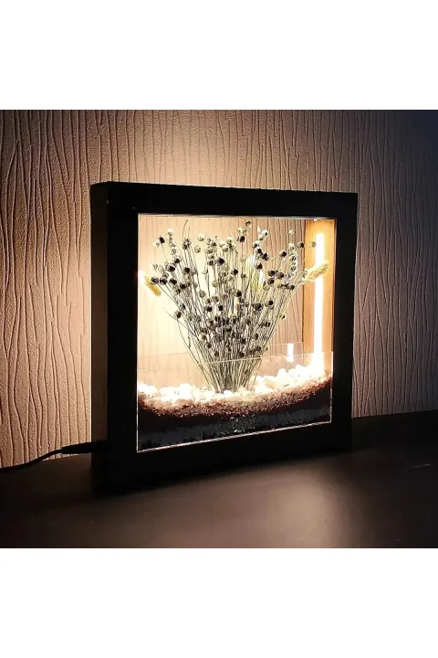 SC006 - Işıklı Dekoratif Çerçeve LED Renkli Kum Katmanlı Kuru Bitki El Yapımı Botanik Obje 25x25x5 cm - dekorasyonda kullanım görünümü