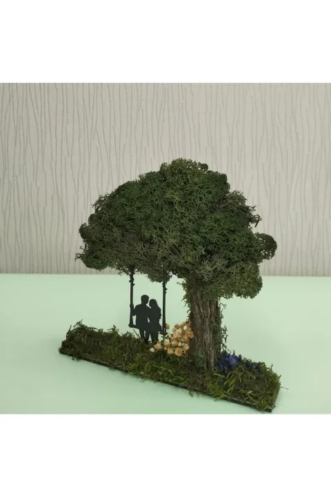TO003 - Yosun Zeminli Salıncaklı Çift ve Ağaçlı El Yapımı Diorama Obje - dekorasyonda kullanım görünümü