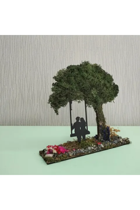 TO002 - Büyük Boy Salıncaklı Çift ve Yosun Ağaçlı El Yapımı Diorama Obje - dekorasyonda kullanım görünümü
