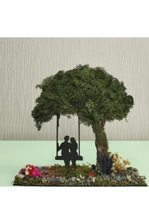 TO002 - Büyük Boy Salıncaklı Çift ve Yosun Ağaçlı El Yapımı Diorama Obje - yan açı ve derinlik görünümü