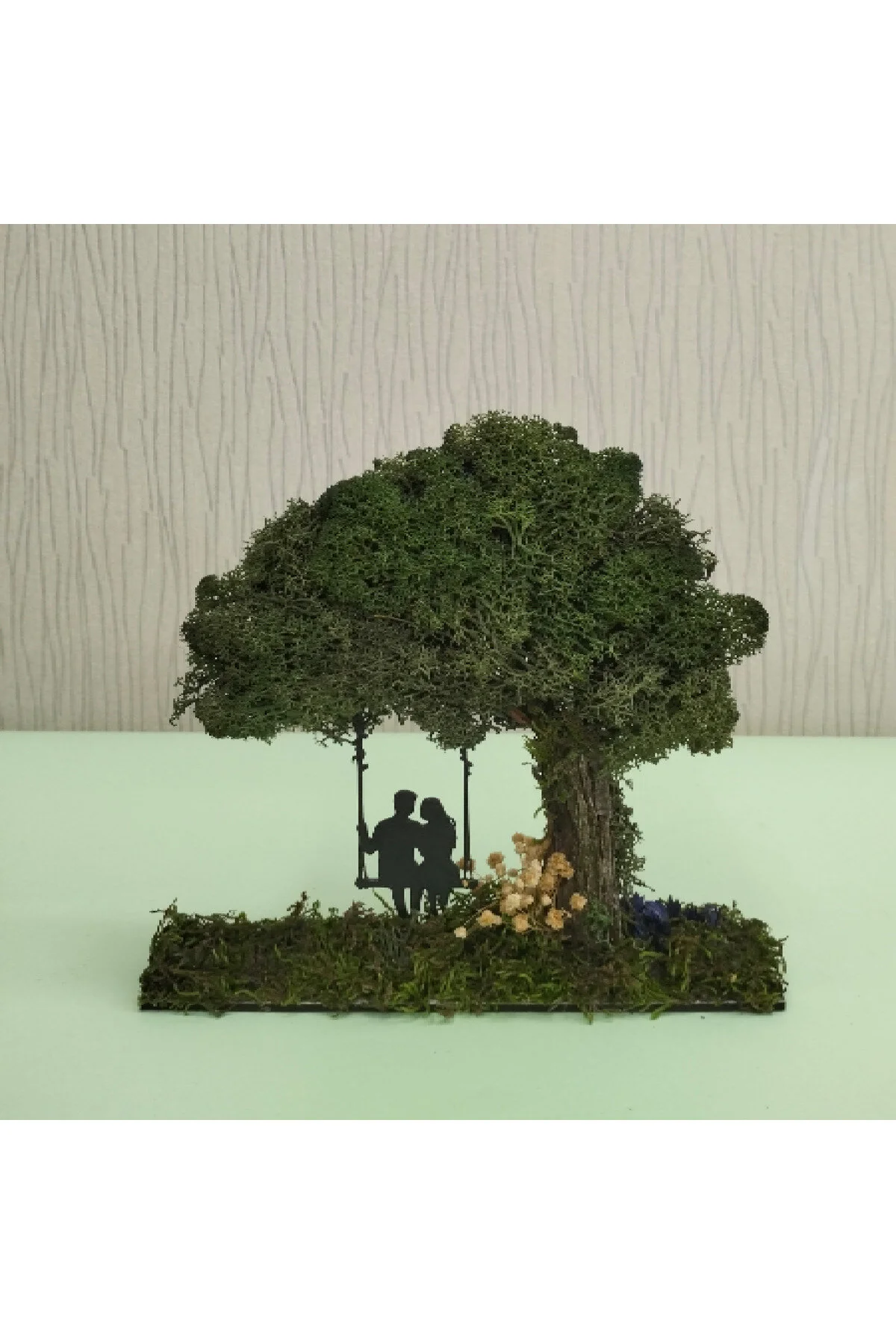 TO003 - Yosun Zeminli Salıncaklı Çift ve Ağaçlı El Yapımı Diorama Obje - çerçevesiz diorama objesi ana görünümü