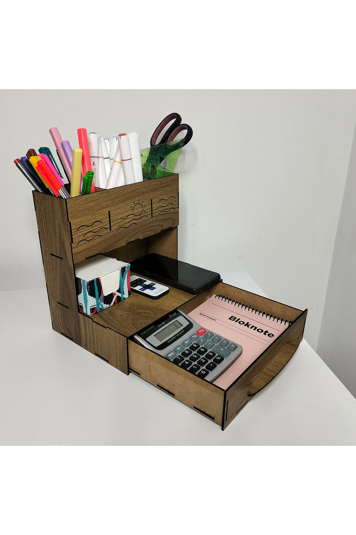 MD-MO-001 - Ahşap Desenli Çekmeceli Masaüstü Organizer – 3 Bölmeli Kalemlik ve Çok Amaçlı Düzenleyici - dekorasyonda kullanım görünümü