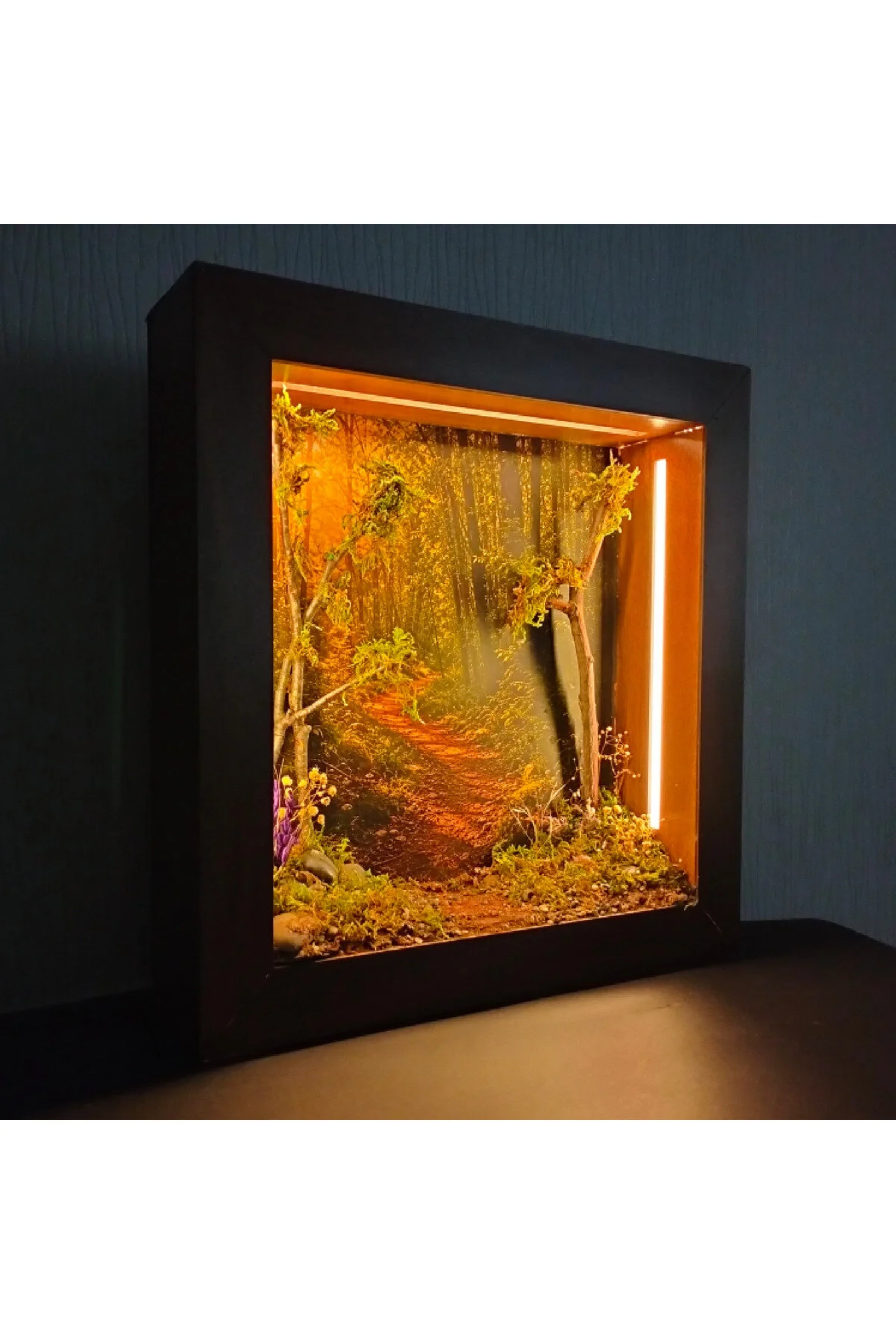 ED-DS-003 - Işıklı Dekoratif Çerçeve LED Güneşli Orman Yolu El Yapımı Diorama Obje 38x38x8 cm - dekorasyonda kullanım görünümü