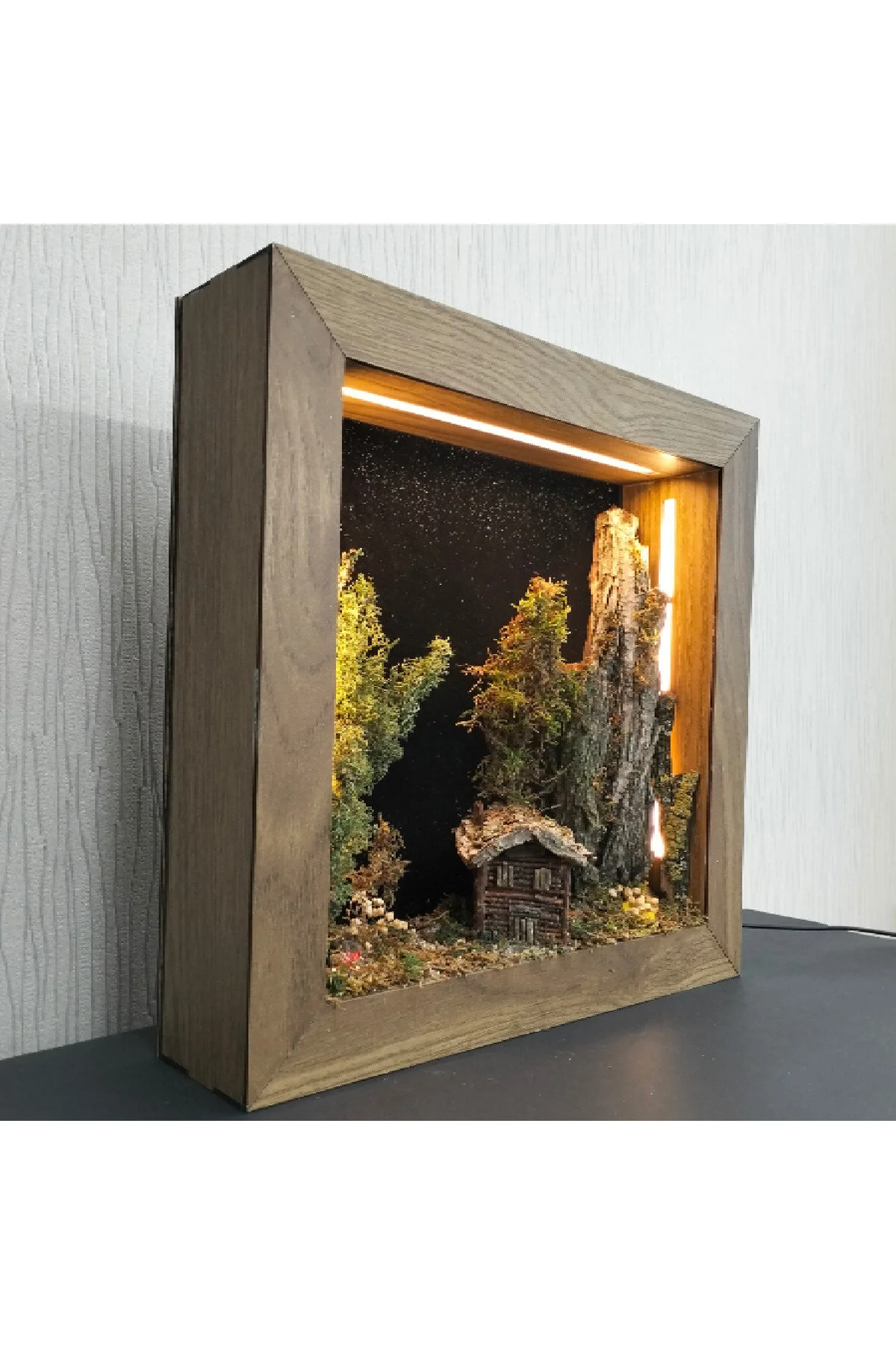 ED-DS-007 - Işıklı Dekoratif Çerçeve LED Masalsı Orman Evi El Yapımı Diorama Obje 38x38x8 cm - yan açı ve derinlik görünümü