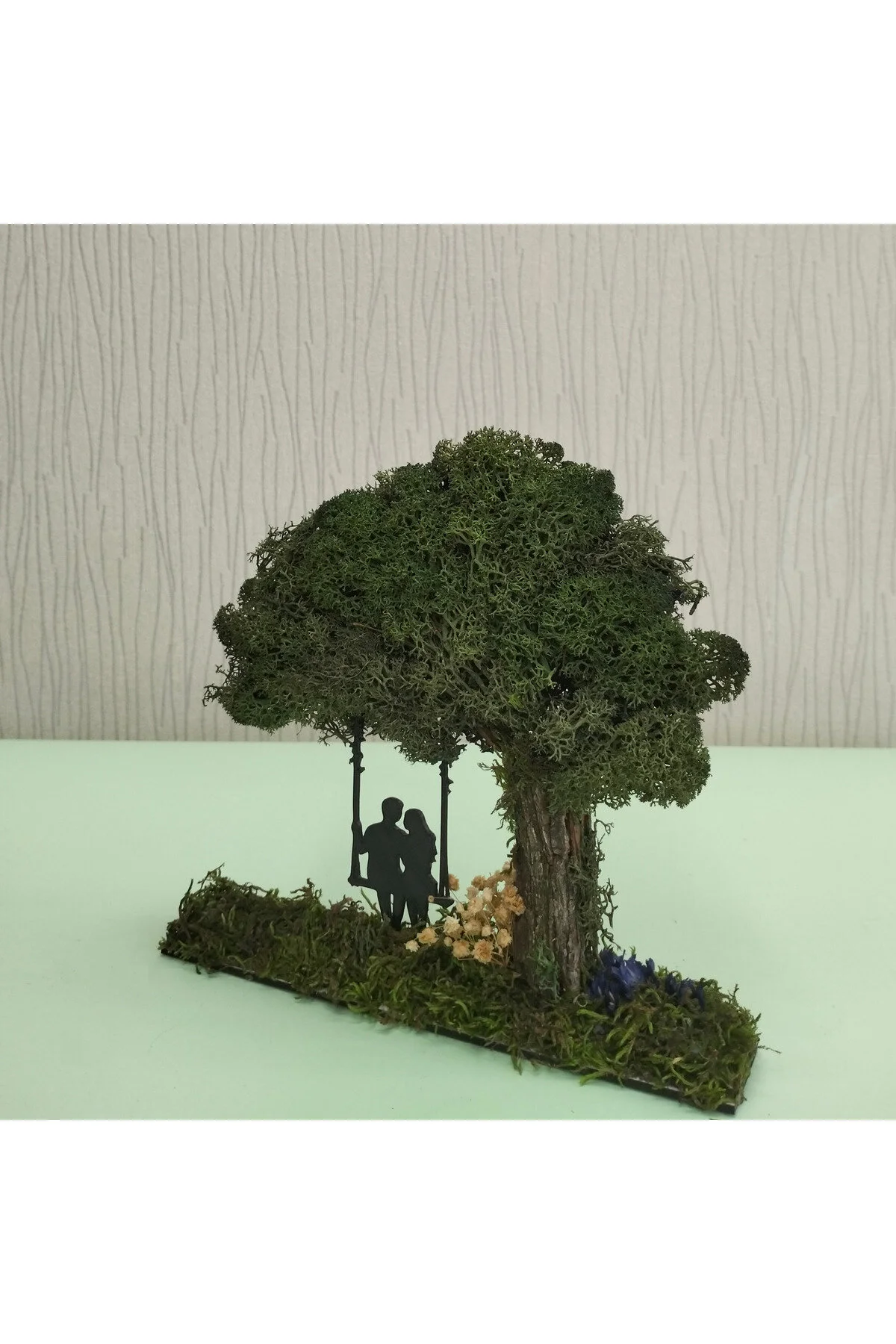 ED-DO-003 - Yosun Zeminli Salıncaklı Çift ve Ağaçlı El Yapımı Diorama Obje - dekorasyonda kullanım görünümü