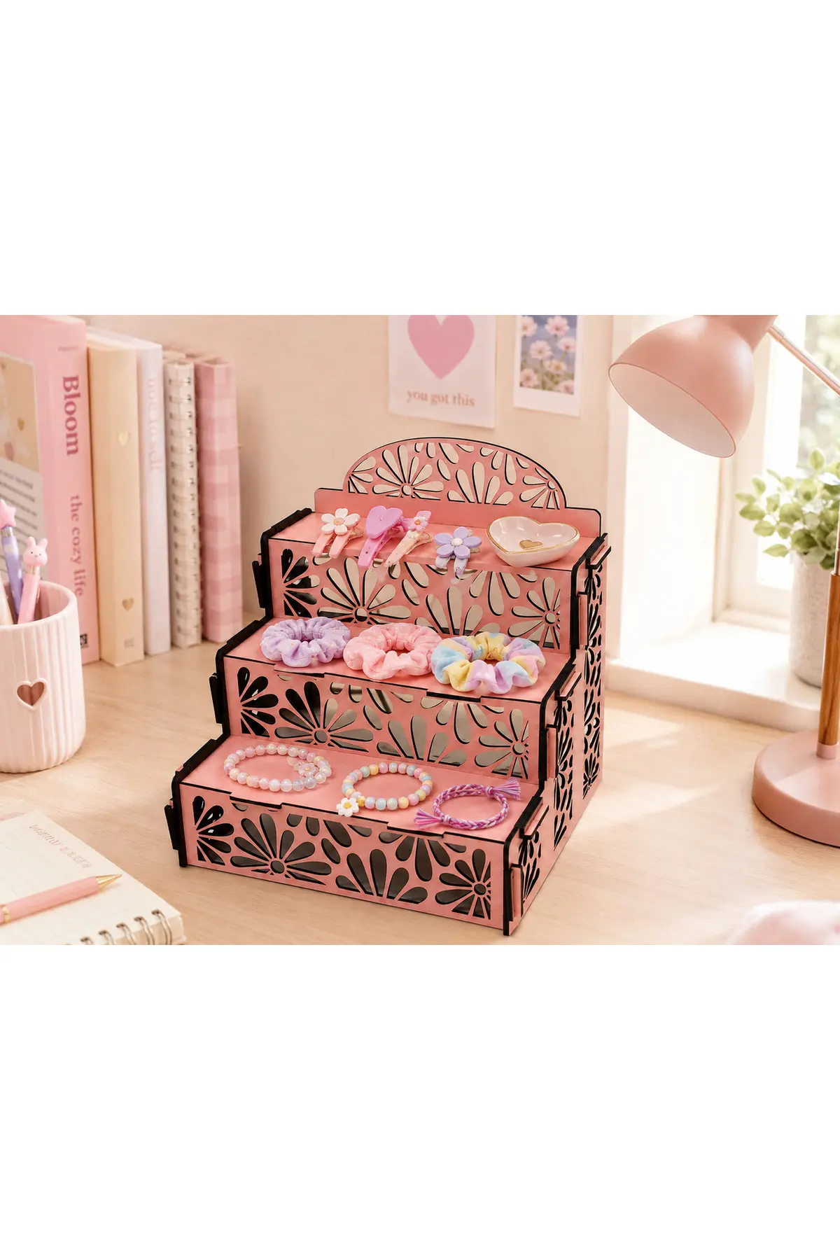 SK-OS-001 - 3 Kademeli Pembe Sergileme Standı – Masaüstü Düzenleyici - farklı kullanım alanları