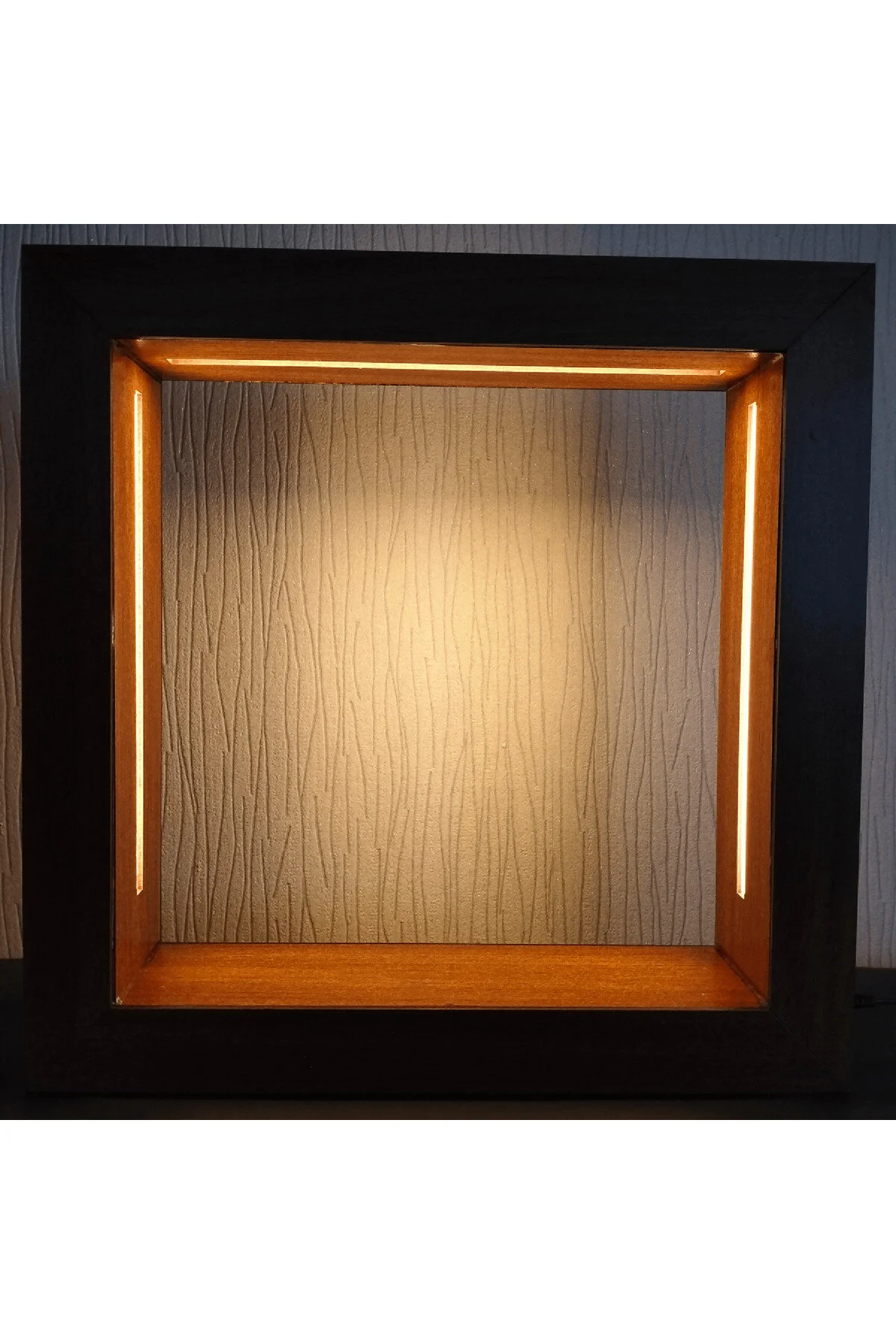 ED-DC-003 - Koyu Meşe Desenli S Boy Kumandalı İçi Boş LED Obje Sergileme Çerçevesi - dekorasyonda kullanım görünümü