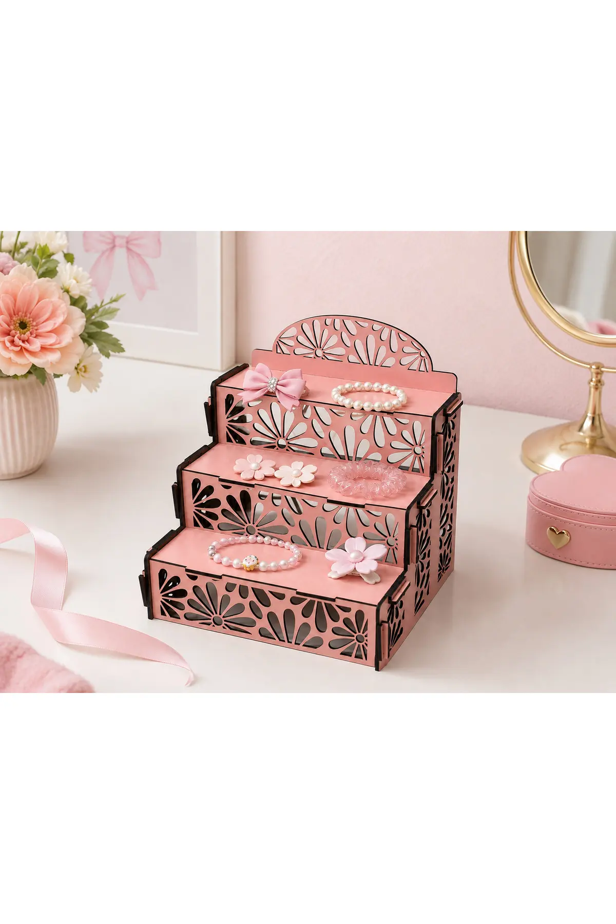 SK-OS-001 - 3 Kademeli Pembe Sergileme Standı – Masaüstü Düzenleyici - dekorasyonda kullanım görünümü