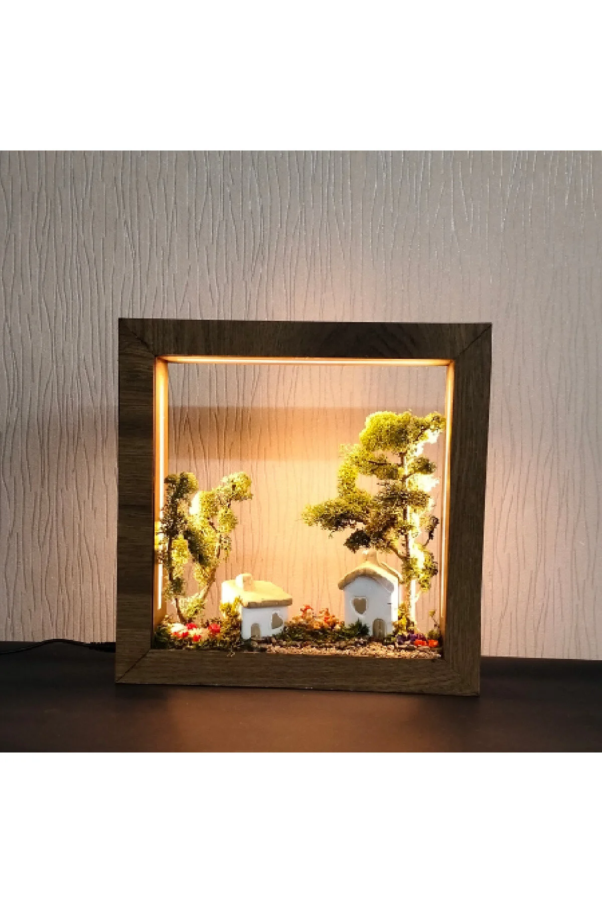 ED-DS-011 - Işıklı Dekoratif Çerçeve Açık Arka Planlı Bahçe Evli El Yapımı LED Diorama 31x31x6 cm - dekorasyonda kullanım görünümü