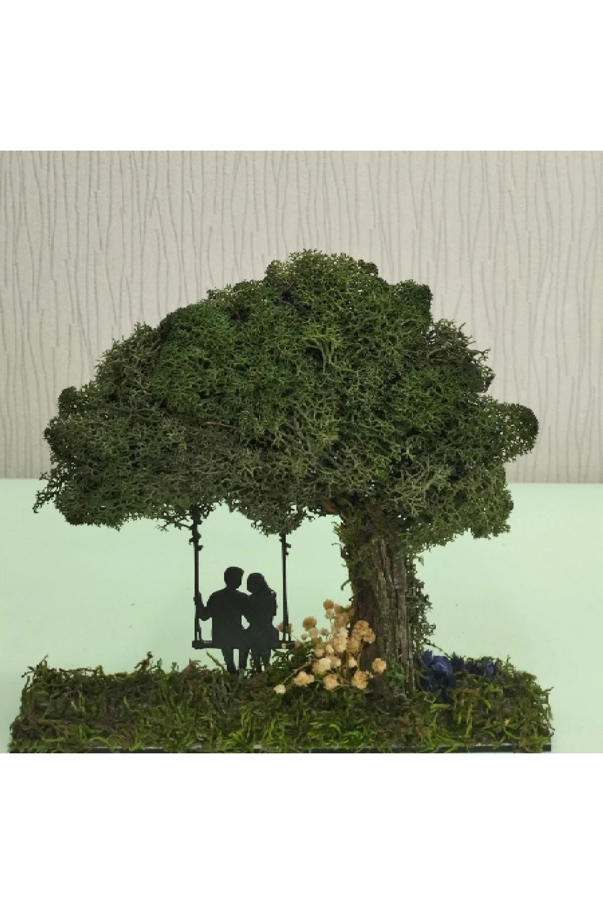ED-DO-003 - Yosun Zeminli Salıncaklı Çift ve Ağaçlı El Yapımı Diorama Obje - alternatif ürün görünümü
