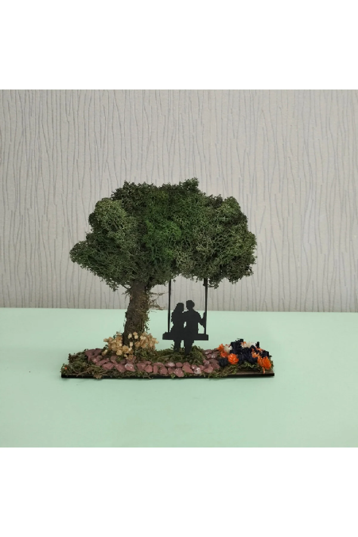 TO001 - Salıncaklı Çift ve Yosun Ağaçlı El Yapımı Dekoratif Diorama Obje - çerçevesiz diorama objesi ana görünümü